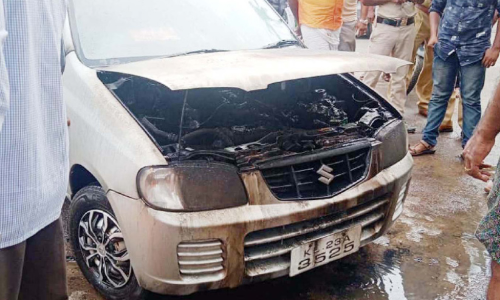 ച​വ​റ ഗ്രാ​മ​പ​ഞ്ചാ​യ​ത്ത് ഓ​ഫി​സി​ന്​ മു​ന്നി​ൽ കാറിന് തീപിടിച്ചു