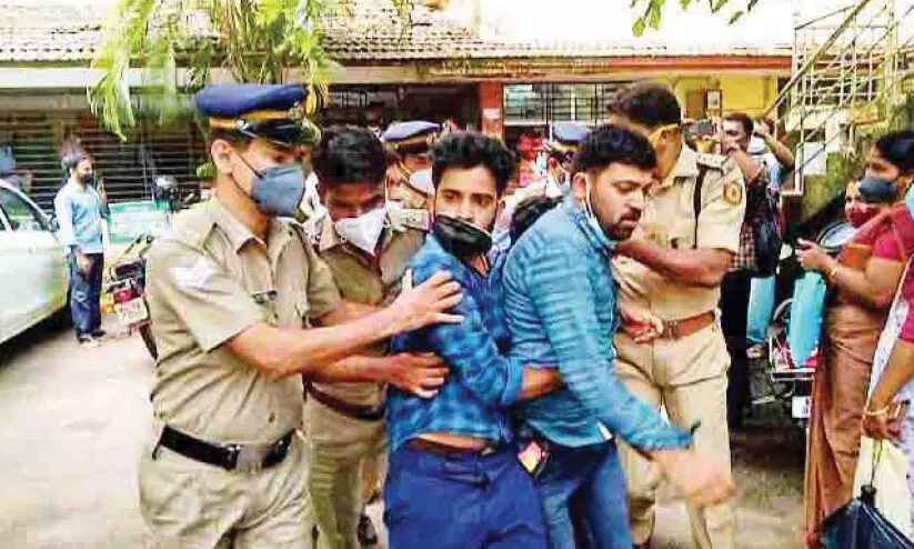 നാദാപുരം ഗ്രാമപഞ്ചായത്ത് ഓഫിസ് ഡി.വൈ.എഫ്.ഐ പ്രവർത്തകർ പൂട്ടി നാദാപുരം ഗ്രാമപഞ്ചായത്ത് ഓഫിസ് ഡി.വൈ.എഫ്.ഐ പ്രവർത്തകർ പൂട്ടി