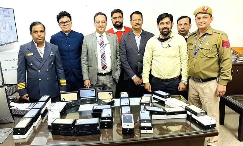 ഷാർജ യാത്രക്കാരിൽ നിന്ന് െഎഫോണുകൾ പിടികൂടി ഷാർജ യാത്രക്കാരിൽ നിന്ന് െഎഫോണുകൾ പിടികൂടി