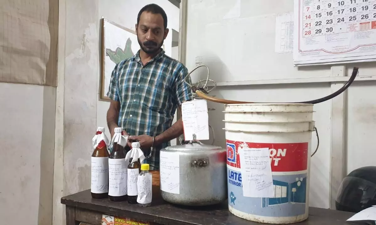 ചാരായവും കോടയും വാറ്റുപകരണങ്ങളുമായി ഒരാൾ പിടിയിൽ