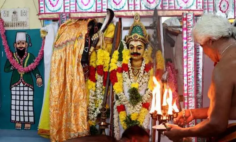 കുഞ്ഞാലി മരക്കാറാണ് ഈ അമ്പലത്തിലെ ആരാധനാ മൂർത്തി കുഞ്ഞാലി മരക്കാറാണ് ഈ അമ്പലത്തിലെ ആരാധനാ മൂർത്തി