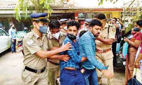 നാദാപുരം ഗ്രാമപഞ്ചായത്ത് ഓഫിസ്​ ഡി.വൈ.എഫ്.ഐ പ്രവർത്തകർ പൂട്ടി