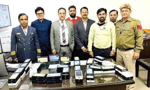 ഷാ​ർ​ജ യാ​ത്ര​ക്കാ​രി​ൽ നി​ന്ന് ​െഎഫോ​ണു​ക​ൾ പി​ടി​കൂ​ടി