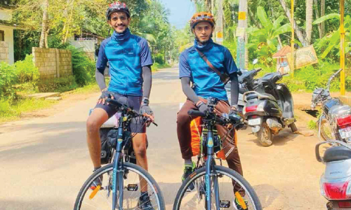 സൈ​ക്കി​ളിൽ ക​ശ്മീ​ർ​വ​രെ സ​ഞ്ച​രി​ച്ച് തി​രി​ച്ചെ​ത്തി​യ യുവാക്കൾക്ക്​ നാടി​െൻറ ആദരം