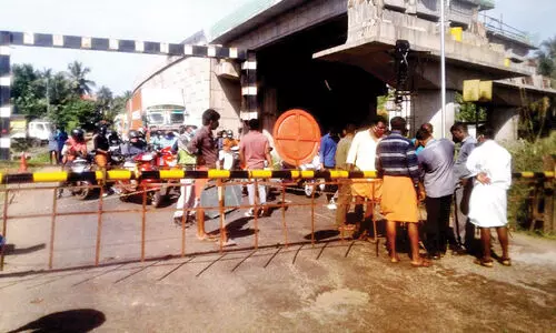 പള്ളിക്കര റെയിൽവേ ഗേറ്റ് പൊട്ടിവീണു; ദേശീയപാതയിൽ ഗതാഗതം തടസ്സപ്പെട്ടു