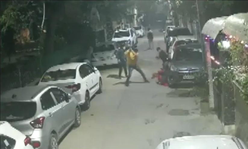 Woman daughter beaten by group in Delhis Shalimar Bagh Woman daughter beaten by group in Delhis Shalimar Bagh