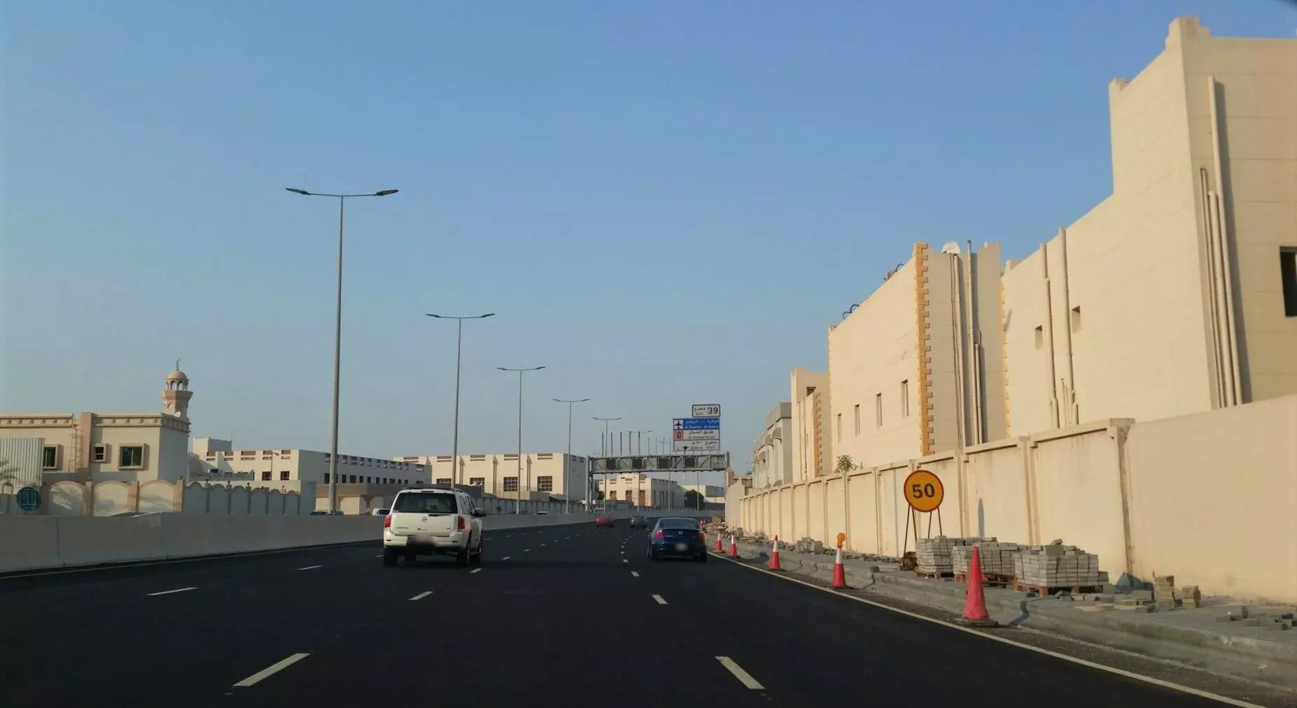 നിയമലംഘനം: ഗറാഫയിൽ കാർ വർക്ക്​ഷോപ്പ് അടച്ചുപൂട്ടി