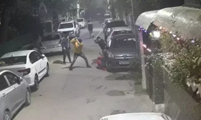 ഡൽഹിയിൽ യുവതിക്കും മകൾക്കും ക്രൂര മർദ്ദനം; ദൃശ്യങ്ങൾ പുറത്ത്​