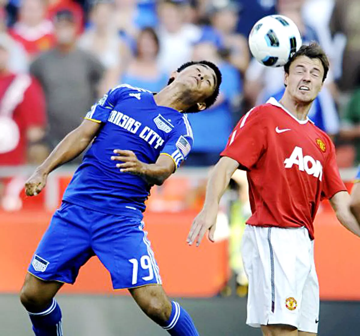 മാഞ്ചസ്റ്റർ യുനൈറ്റഡ് മിഡ്ഫീൽഡർ ടോം െക്ലവർലീയോടൊപ്പം പന്തിനായി പൊരുതുന്ന ഛേത്രി. മത്സരത്തിൽ മാഞ്ചസ്റ്ററിനെ കാൻസായ് സിറ്റി 2-1ന് പരാജയപ്പെടുത്തിയിരുന്നു. മാഞ്ചസ്റ്റർ യുനൈറ്റഡ് മിഡ്ഫീൽഡർ ടോം െക്ലവർലീയോടൊപ്പം പന്തിനായി പൊരുതുന്ന ഛേത്രി. മത്സരത്തിൽ മാഞ്ചസ്റ്ററിനെ കാൻസായ് സിറ്റി 2-1ന് പരാജയപ്പെടുത്തിയിരുന്നു.