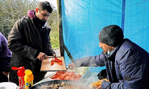 എ​ല്ലു​റ​യുന്ന ത​ണു​പ്പി​ൽ അ​യാ​ൾ ജീ​വി​തം ചു​​ട്ടെ​ടു​ക്കു​ന്നു