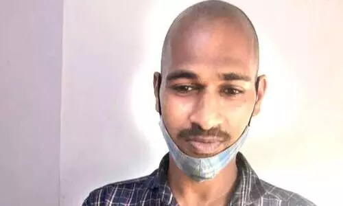 കയറിപ്പിടിച്ച യു​വാ​വി​നെ പി​ടി​കൂ​ടി പൊ​ലീ​സി​ൽ ഏ​ൽ​പി​ച്ച്​ പ്ല​സ് ​വ​ൺ വി​ദ്യാ​ർ​ഥി​നി