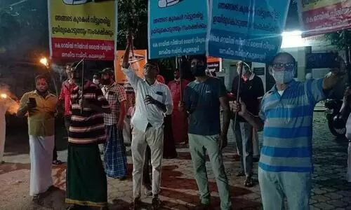 കെ റെയിൽ വിരുദ്ധ സമരസമിതി പന്തംകൊളുത്തി പ്രകടനം നടത്തി