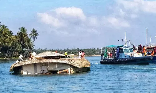 ഹൗസ് ബോട്ട് കായലിൽ മുങ്ങി; ജീവനക്കാരെ രക്ഷപ്പെടുത്തി ഹൗസ് ബോട്ട് കായലിൽ മുങ്ങി; ജീവനക്കാരെ രക്ഷപ്പെടുത്തി