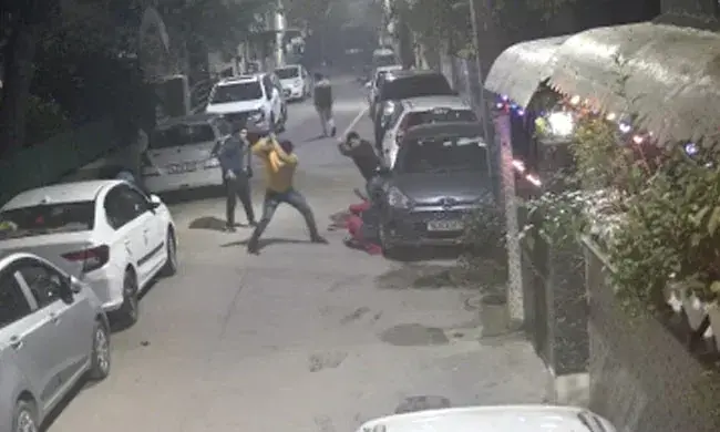 ഡൽഹിയിൽ യുവതിക്കും മകൾക്കും ക്രൂര മർദ്ദനം; ദൃശ്യങ്ങൾ പുറത്ത്​