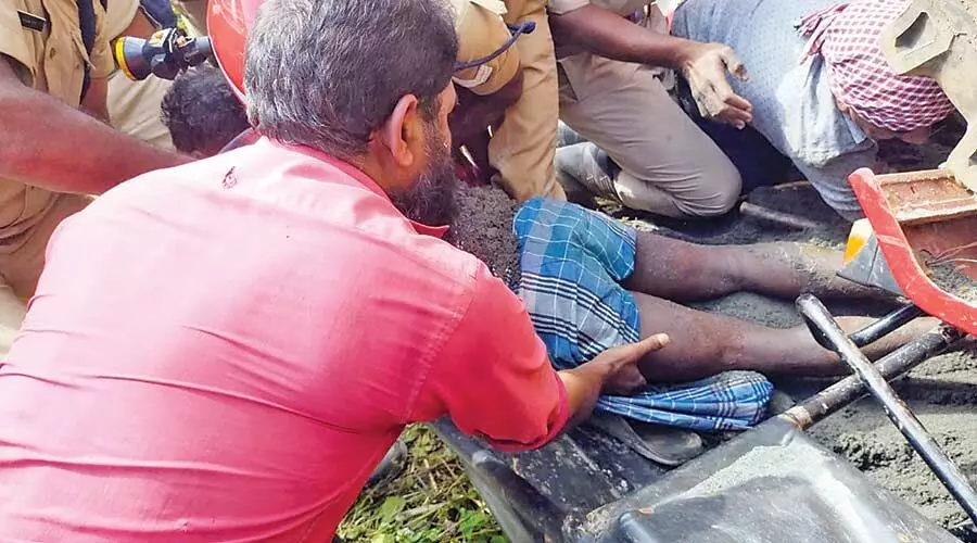 ട്രാക്ടറിനടിയിൽപെട്ട ഡ്രൈവർക്ക് രക്ഷയായി ഫയർഫോഴ്സ് ട്രാക്ടറിനടിയിൽപെട്ട ഡ്രൈവർക്ക് രക്ഷയായി ഫയർഫോഴ്സ്