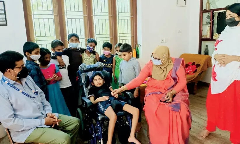 സി​​നാ​​നെ കാ​​ണാ​​ൻ സ​​ഹ​​പാ​​ഠി​​ക​​ളെ​​ത്തി