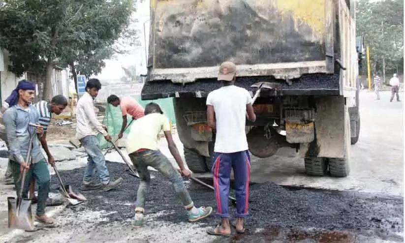 റോഡിലെ കുഴിയിൽ വീണ്ടും ജീവൻ പൊലിഞ്ഞു; പ്രതിഷേധത്തെ തുടർന്ന് കരാറുകാരനും എൻജിനീയർക്കുമെതിരെ കേസ് റോഡിലെ കുഴിയിൽ വീണ്ടും ജീവൻ പൊലിഞ്ഞു; പ്രതിഷേധത്തെ തുടർന്ന് കരാറുകാരനും എൻജിനീയർക്കുമെതിരെ കേസ്