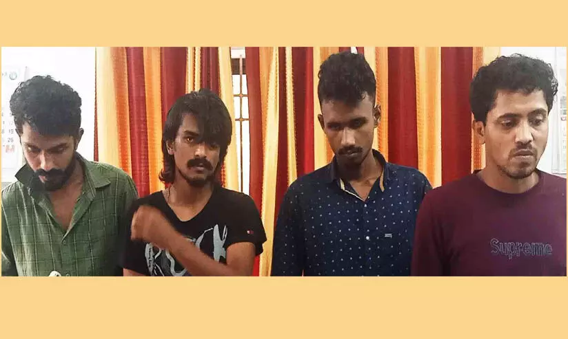 ഹോട്ടൽ കുത്തിതുറന്ന് മോഷണം: നാല് യുവാക്കൾ അറസ്റ്റിൽ ഹോട്ടൽ കുത്തിതുറന്ന് മോഷണം: നാല് യുവാക്കൾ അറസ്റ്റിൽ