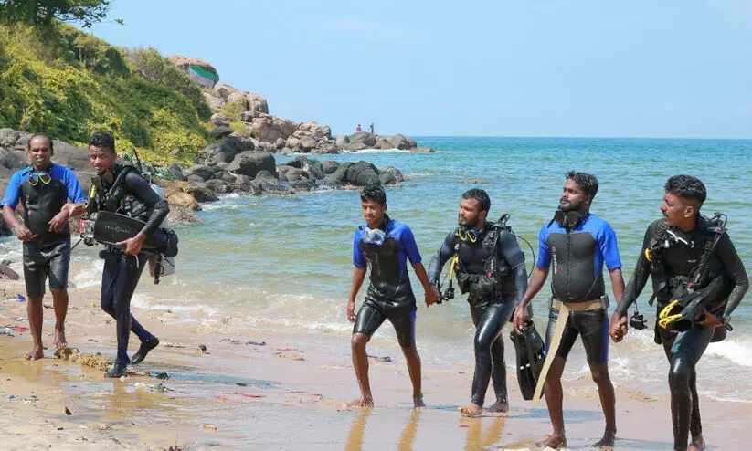 ഭിന്നശേഷി ദിനത്തിൽ കടലിൽ മുങ്ങാംകുഴിയിട്ട്​ മൂവർ സംഘം