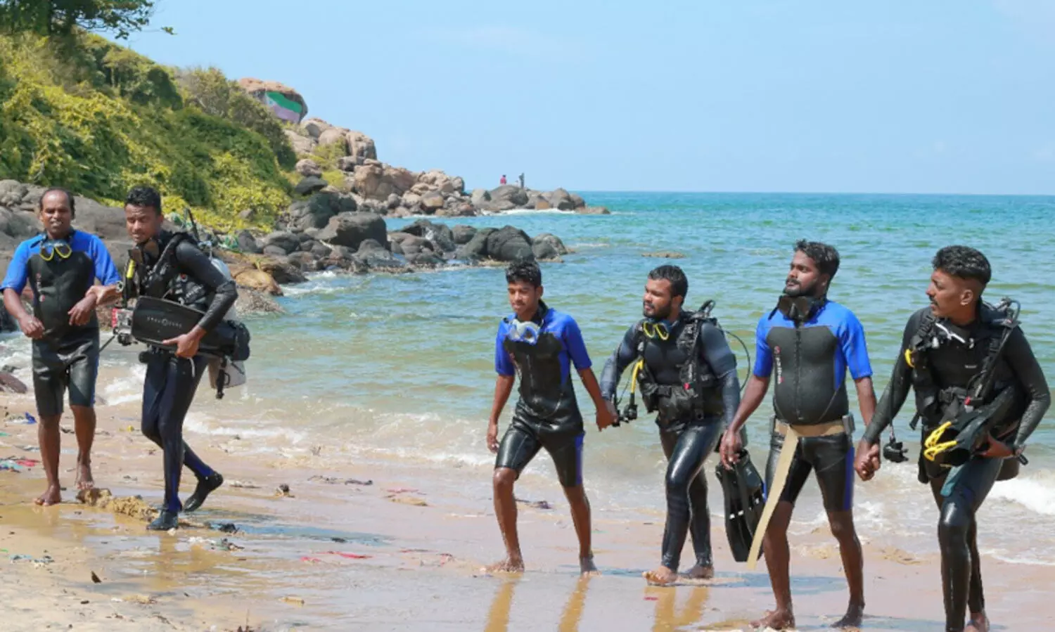 ഭിന്നശേഷി ദിനത്തിൽ കടലിൽ മുങ്ങാംകുഴിയിട്ട്​ മൂവർ സംഘം