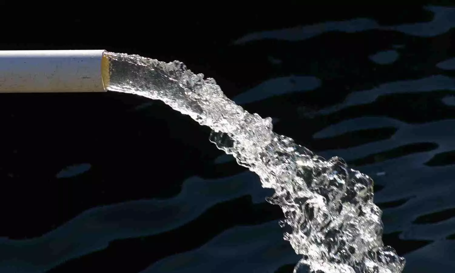 തടാകത്തിൽ പൈപ്പുകൾ ഒഴുകി നടക്കുന്നു