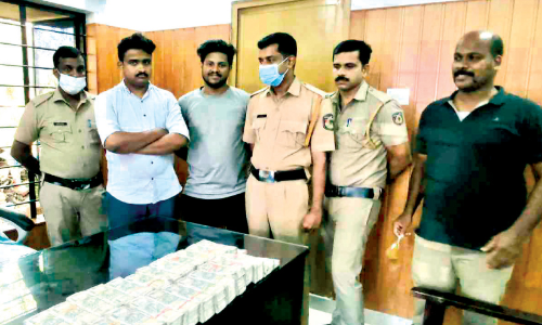 ഹവാല പണവുമായി വേങ്ങര സ്വദേശികൾ പിടിയിൽ