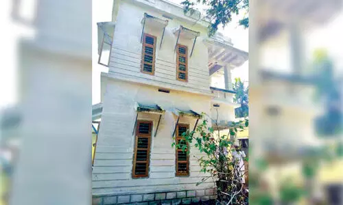 പ്ര​ള​യം ബാ​ധി​ച്ച കു​ടും​ബ​ത്തി​ന് വീ​ട്​