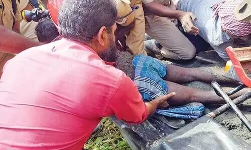 ട്രാക്ടറിനടിയിൽപെട്ട ഡ്രൈവർക്ക്​ രക്ഷയായി ഫയർഫോഴ്സ്