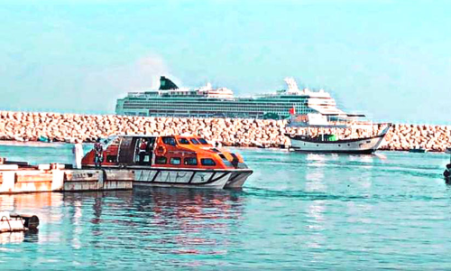 സ​ഞ്ചാ​രി​ക​ളു​മാ​യി ​ക്രൂ​യി​സ്​ ക​പ്പ​ലു​ക​ൾ ഖ​സ​ബ് തു​റ​മു​ഖ​ത്തെ​ത്തി