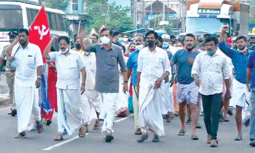 പെ​രി​യ കൊ​ല​പാ​ത​കം: അറസ്​റ്റിൽ പ്രതിഷേധിച്ച്​ സി.പി.എം പ്രകടനം നടത്തി