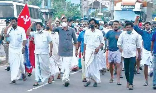 പെ​രി​യ കൊ​ല​പാ​ത​കം: അറസ്​റ്റിൽ പ്രതിഷേധിച്ച്​ സി.പി.എം പ്രകടനം നടത്തി