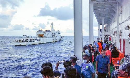 ആർത്തിരമ്പുന്ന സാഗരം സാക്ഷി, നിലതെറ്റിയ കപ്പലിൽ നീറിപ്പുകഞ്ഞത് ആശങ്കയുടെ മണിക്കൂറുകൾ