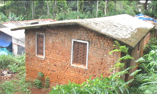 നിലംപൊത്താറായി വീടുകൾ; തലചായ്ക്കാൻ ഭയന്ന് ആശാരിക്കണ്ടം കോളനിവാസികള്‍