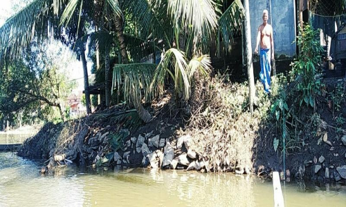പമ്പാ നദിയുടെ തിട്ടകൾ ഇടിഞ്ഞു നാശം വിതക്കുന്നു