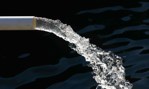 തടാകത്തിൽ പൈപ്പുകൾ ഒഴുകി നടക്കുന്നു