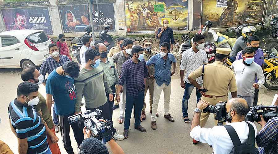 ഒരുകിലോ സ്വർണക്കവർച്ച; ആറ് പ്രതികളുമായി പൊലീസ് തെളിവെടുപ്പ് നടത്തി ഒരുകിലോ സ്വർണക്കവർച്ച; ആറ് പ്രതികളുമായി പൊലീസ് തെളിവെടുപ്പ് നടത്തി