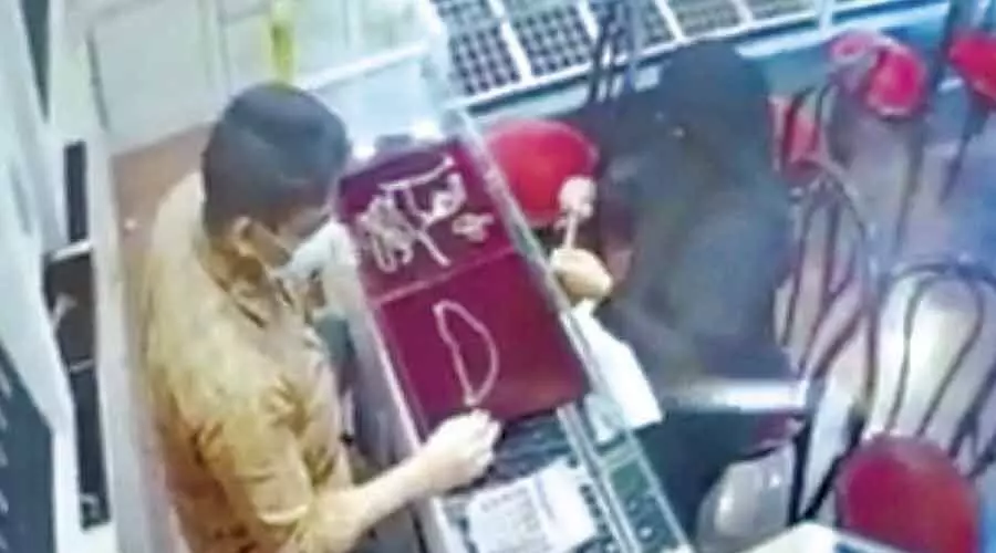 ആഭരണം വാങ്ങാനെന്ന വ്യാജേന ജ്വല്ലറിയിലെത്തിയ സ്ത്രീ സ്വര്‍ണം കവര്‍ന്നു