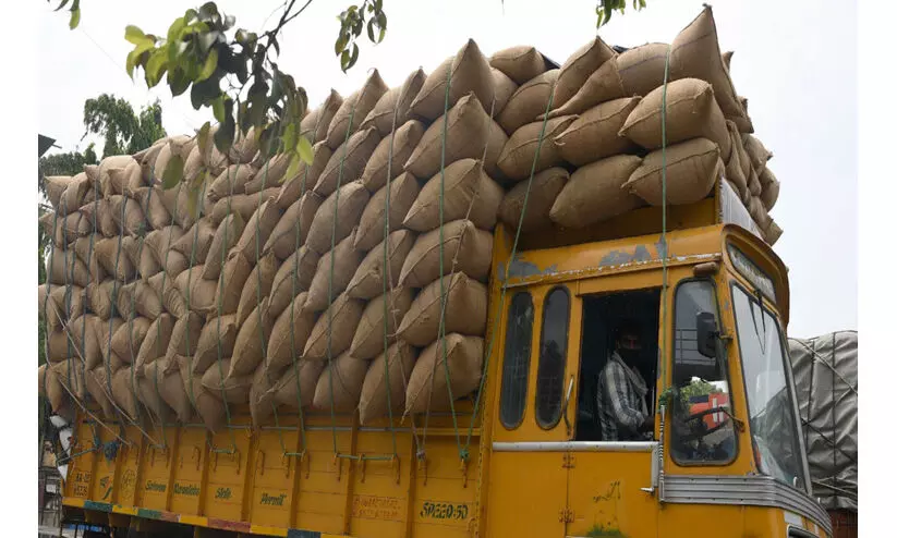 അഫ്ഗാൻ ട്രക്കുകൾക്ക് ഇന്ത്യയിൽനിന്ന് റോഡുമാർഗം ഗോതമ്പും ജീവൻ രക്ഷാ മരുന്നുകളും കൊണ്ടുപോകാം; പാകിസ്താൻ അനുമതി നൽകി അഫ്ഗാൻ ട്രക്കുകൾക്ക് ഇന്ത്യയിൽനിന്ന് റോഡുമാർഗം ഗോതമ്പും ജീവൻ രക്ഷാ മരുന്നുകളും കൊണ്ടുപോകാം; പാകിസ്താൻ അനുമതി നൽകി