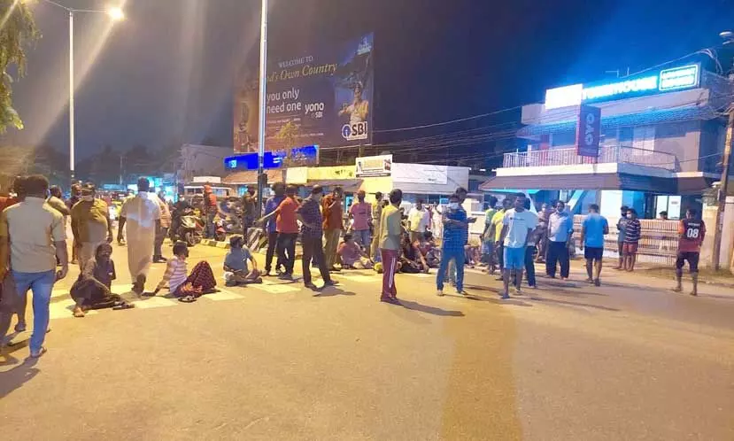 സ്കൂളിലെ ദുരിതാശ്വാസ ക്യാമ്പിൽ കഴിയുന്നവരും വിദ്യാർഥികളുടെ രക്ഷാകർത്താക്കളും തമ്മിൽ സംഘർഷം സ്കൂളിലെ ദുരിതാശ്വാസ ക്യാമ്പിൽ കഴിയുന്നവരും വിദ്യാർഥികളുടെ രക്ഷാകർത്താക്കളും തമ്മിൽ സംഘർഷം