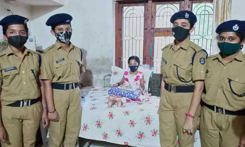 കൂട്ടുകാരെത്തി; നേഹയും സൂര്യയും ഹാപ്പിയായി കൂട്ടുകാരെത്തി; നേഹയും സൂര്യയും ഹാപ്പിയായി