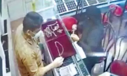 ആഭരണം വാങ്ങാനെന്ന വ്യാജേന ജ്വല്ലറിയിലെത്തിയ സ്ത്രീ സ്വര്‍ണം കവര്‍ന്നു