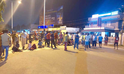 സ്കൂ​ളി​ലെ ദുരിതാശ്വാസ ക്യാമ്പിൽ ക​ഴി​യു​ന്ന​വ​രും വിദ്യാർഥികളുടെ ര​ക്ഷാ​ക​ർ​ത്താ​ക്ക​ളും ത​മ്മി​ൽ സം​ഘ​ർ​ഷം