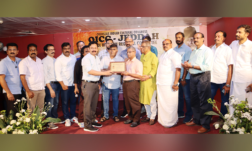 രാ​ജേ​ന്ദ്ര​ന്​ ഒ.​ഐ.​സി.​സി യാ​ത്ര​യ​യ​പ്പ് ന​ൽ​കി