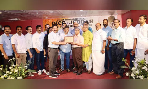 രാ​ജേ​ന്ദ്ര​ന്​ ഒ.​ഐ.​സി.​സി യാ​ത്ര​യ​യ​പ്പ് ന​ൽ​കി