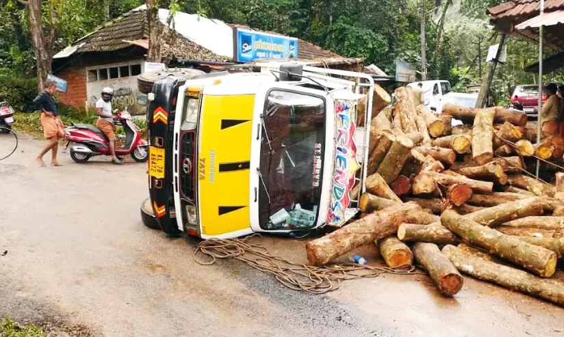 മ​രം ക​യ​റ്റി​വ​ന്ന മി​നി ലോ​റി മ​റി​ഞ്ഞു