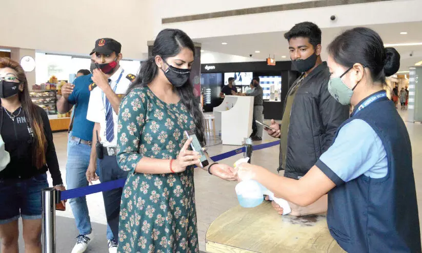 ഒമിക്രോൺ: ഫ്ലാറ്റുകളിൽ രണ്ട് ഡോസ് വാക്സിനെടുത്തവർക്ക് മാത്രം പ്രവേശനം; കൂടുതൽ നിയന്ത്രണമേർപ്പെടുത്തി കർണാടക ഒമിക്രോൺ: ഫ്ലാറ്റുകളിൽ രണ്ട് ഡോസ് വാക്സിനെടുത്തവർക്ക് മാത്രം പ്രവേശനം; കൂടുതൽ നിയന്ത്രണമേർപ്പെടുത്തി കർണാടക