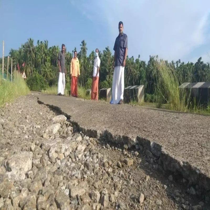 നിർമാണം കഴിഞ്ഞ് മാസങ്ങൾക്കുള്ളിൽ റോഡ് തകർന്നു; പ്രതിഷേധവുമായി നാട്ടുകാർ നിർമാണം കഴിഞ്ഞ് മാസങ്ങൾക്കുള്ളിൽ റോഡ് തകർന്നു; പ്രതിഷേധവുമായി നാട്ടുകാർ