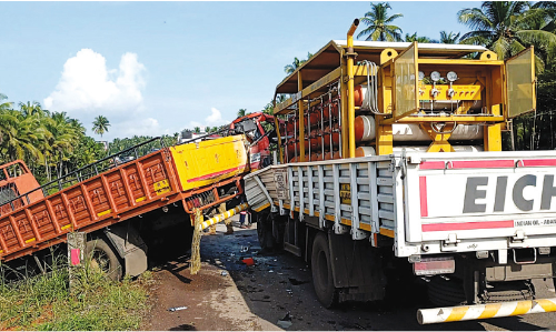 വാതകക്കുറ്റികളുമായി പോയ മിനിലോറി അപകടത്തിൽ പെട്ടു വാതകം ചോർന്നു; രണ്ടു പേർക്ക് പരിക്ക്