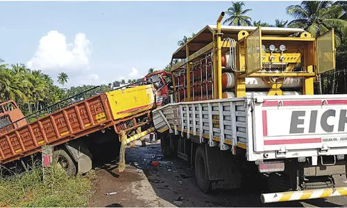 വാതകക്കുറ്റികളുമായി പോയ മിനിലോറി അപകടത്തിൽ പെട്ടു വാതകം ചോർന്നു; രണ്ടു പേർക്ക് പരിക്ക്