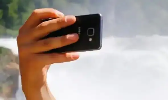 ​ട്രെയിനിന്​ മുന്നിൽ സെൽഫി; യുവാക്കൾക്ക്​ ദാരുണാന്ത്യം